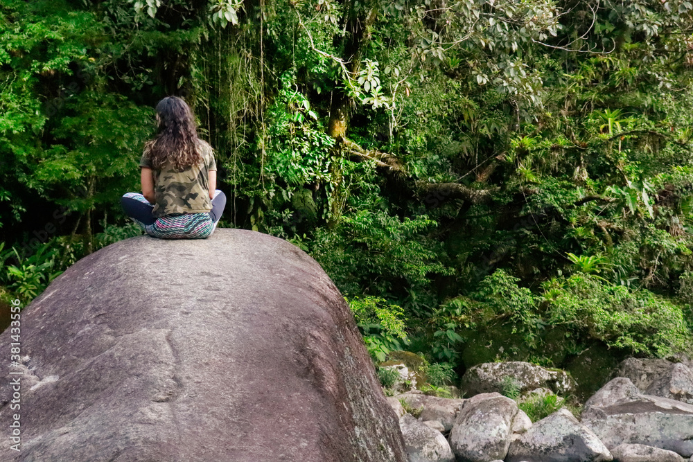 Mulher contemplando a natureza