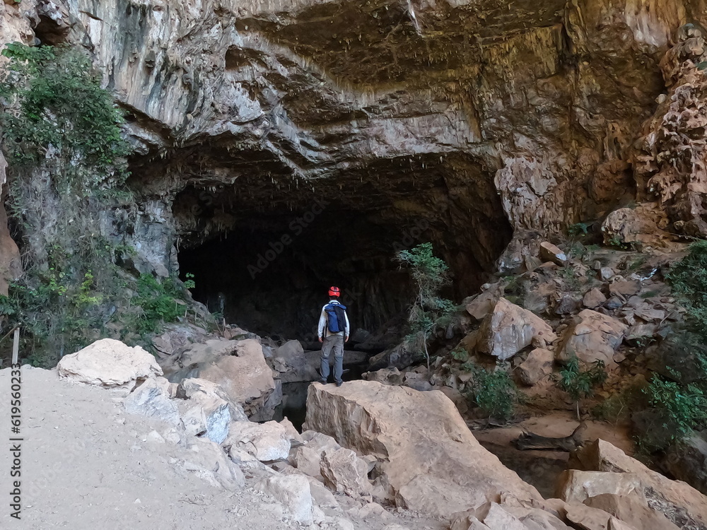 Turista explorando Caverna Terra Ronca, em São Domingos, goiás  maior complexo de cavernas da América Latina